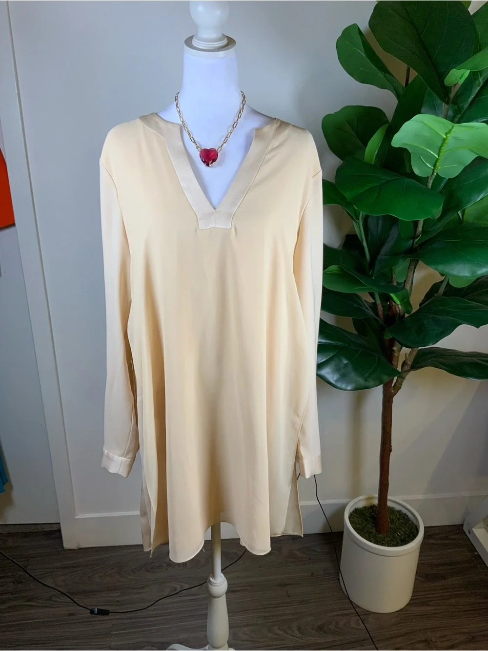 BCBGMaxAzria Cream Long-Sleeve V-Neck Tunic